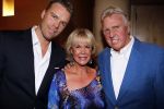 Amsterdam 17 april 2011
Sheila de Vries krijgt uit handen van burgemeester Eberhard v d Laan een koninklijke onderscheiding op haar feestje in het hilton. Sheila met man en zoon
Peter Smulders bv