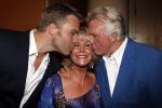 Amsterdam 17 april 2011
Sheila de Vries krijgt uit handen van burgemeester Eberhard v d Laan een koninklijke onderscheiding op haar feestje in het hilton. Sheila met man en zoon
Peter Smulders bv