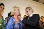 Amsterdam 17 april 2011
Sheila de Vries krijgt uit handen van burgemeester Eberhard v d Laan een koninklijke onderscheiding op haar feestje in het hilton.
Peter Smulders bv