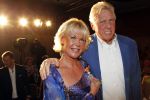 Amsterdam 17 april 2011
Sheila de Vries krijgt uit handen van burgemeester Eberhard v d Laan een koninklijke onderscheiding op haar feestje in het hilton.
Peter Smulders bv