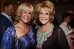 Amsterdam 17 april 2011
Sheila de Vries krijgt uit handen van burgemeester Eberhard v d Laan een koninklijke onderscheiding op haar feestje in het hilton. Sheila met Astrid Engels
Peter Smulders bv