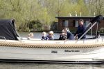 Nigtevecht 10 april 2011
Wolter Kroes met zijn vrouw zoon en vrienden aan het varen op de vecht.
Peter Smulders bv