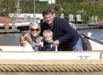 Nigtevecht 10 april 2011
Wolter Kroes met zijn vrouw zoon en vrienden aan het varen op de vecht.
Peter Smulders bv