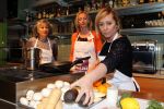 Amsterdam Duivendrecht 25 april 2012
Leontine Borsato en Angela Groothuizen koken tegen elkaar ivm 2x per dag groete en fruit campagne.
Peter Smulders bv
