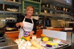Amsterdam Duivendrecht 25 april 2012
Leontine Borsato en Angela Groothuizen koken tegen elkaar ivm 2x per dag groete en fruit campagne.
Peter Smulders bv