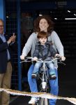 Nieuwegein 26 april 2012
Barbara Barend en haar zoon Seb bij presentatie fiets waarvan gedeelt opbrengst naar MKI gaat.
Peter Smulders bv