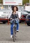 Nieuwegein 26 april 2012
Barbara Barend en haar zoon Seb bij presentatie fiets waarvan gedeelt opbrengst naar MKI gaat.
Peter Smulders bv