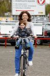 Nieuwegein 26 april 2012
Barbara Barend en haar zoon Seb bij presentatie fiets waarvan gedeelt opbrengst naar MKI gaat.
Peter Smulders bv