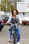 Nieuwegein 26 april 2012
Barbara Barend en haar zoon Seb bij presentatie fiets waarvan gedeelt opbrengst naar MKI gaat.
Peter Smulders bv