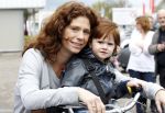 Nieuwegein 26 april 2012
Barbara Barend en haar zoon Seb bij presentatie fiets waarvan gedeelt opbrengst naar MKI gaat.
Peter Smulders bv