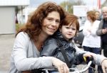 Nieuwegein 26 april 2012
Barbara Barend en haar zoon Seb bij presentatie fiets waarvan gedeelt opbrengst naar MKI gaat.
Peter Smulders bv