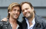 Amsterdam 24 april 2012
Presentatie l Homo met Linda de Mol en op de cover kussend Thijs Romer en Tygo Gernandt. Carlo Boszhard met vriend
Peter Smulders bv