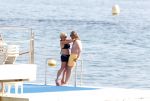 Cannes 10 mei 2012
Connie Breukhoven met haar nieuwe vriend Ben Angelier bij de strandtent van het Carlton Hotel in Cannes.
Peter Smulders bv