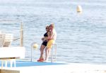 Cannes 10 mei 2012
Connie Breukhoven met haar nieuwe vriend Ben Angelier bij de strandtent van het Carlton Hotel in Cannes.
Peter Smulders bv