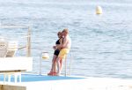 Cannes 10 mei 2012
Connie Breukhoven met haar nieuwe vriend Ben Angelier bij de strandtent van het Carlton Hotel in Cannes.
Peter Smulders bv