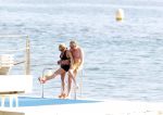 Cannes 10 mei 2012
Connie Breukhoven met haar nieuwe vriend Ben Angelier bij de strandtent van het Carlton Hotel in Cannes.
Peter Smulders bv