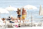 Cannes 10 mei 2012
Connie Breukhoven met haar nieuwe vriend Ben Angelier bij de strandtent van het Carlton Hotel in Cannes.
Peter Smulders bv