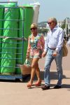 Cannes 10 mei 2012
Connie Breukhoven met haar nieuwe vriend Ben Angelier bij de strandtent van het Carlton Hotel in Cannes.
Peter Smulders bv