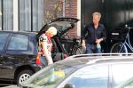 Amsterdam 14 mei 2012
Cor Bakker en zijn vriendin zijn de auto van de dochter van Cor aan het wassen.
Peter Smulders bv