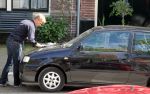 Amsterdam 14 mei 2012
Cor Bakker en zijn vriendin zijn de auto van de dochter van Cor aan het wassen.
Peter Smulders bv