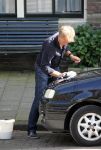 Amsterdam 14 mei 2012
Cor Bakker en zijn vriendin zijn de auto van de dochter van Cor aan het wassen.
Peter Smulders bv