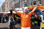 Amsterdam 14 mei 2012
Dries Roelvink zingt zijn liedje over het nederlands elftal op de albert Cuyp markt.
Peter Smulders bv