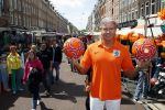 Amsterdam 14 mei 2012
Dries Roelvink zingt zijn liedje over het nederlands elftal op de albert Cuyp markt.
Peter Smulders bv