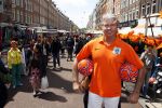 Amsterdam 14 mei 2012
Dries Roelvink zingt zijn liedje over het nederlands elftal op de albert Cuyp markt.
Peter Smulders bv