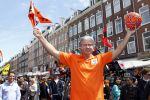 Amsterdam 14 mei 2012
Dries Roelvink zingt zijn liedje over het nederlands elftal op de albert Cuyp markt.
Peter Smulders bv