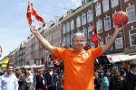 Amsterdam 14 mei 2012
Dries Roelvink zingt zijn liedje over het nederlands elftal op de albert Cuyp markt.
Peter Smulders bv
