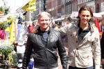 Amsterdam 14 mei 2012
Dries Roelvink zingt zijn liedje over het nederlands elftal op de albert Cuyp markt.
Peter Smulders bv