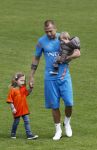 Lausanne, 17 en 18 Mei 2012
Nederlands elftal op traingskamp op weg naar het EK 2012
John Heitinga met zijn vrouw Charlotte Heitinga-Zenden en hun kinderen
Foto Peter Smulders BV