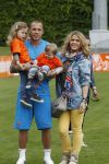 Lausanne, 17 en 18 Mei 2012
Nederlands elftal op traingskamp op weg naar het EK 2012
John Heitinga met zijn vrouw Charlotte Heitinga-Zenden en hun kinderen
Foto Peter Smulders BV