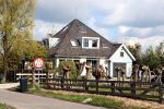 Uitdam 27 april 2012
Katja Schuurman en Thuis Romer hun huis. Katja gaat wandelen op de dijk in Uitdam.
Peter Smulders bv