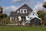 Uitdam 27 april 2012
Katja Schuurman en Thuis Romer hun huis. Katja gaat wandelen op de dijk in Uitdam.
Peter Smulders bv