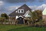 Uitdam 27 april 2012
Katja Schuurman en Thuis Romer hun huis. Katja gaat wandelen op de dijk in Uitdam.
Peter Smulders bv