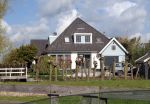 Uitdam 27 april 2012
Katja Schuurman en Thuis Romer hun huis. Katja gaat wandelen op de dijk in Uitdam.
Peter Smulders bv