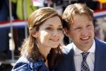 Rhenen en Veenedaal 30 april 2012
Koninginnedag met daarbij aanwezig koningin Beatrix Prins Willem Alexander Prinses Maxima Prins Constantijn Prinses Laurentien Prinses Margrite Prins Maurits Prinses Marilene Prins Bernhard Prinses Annette Prins Pieter Christiaan Prins Floris Prinses Aimee en Pieter v Vollenhoven.
op de foto Prins Floris en zijn vrouw PrinsesAimee
Peter Smulders bv