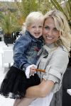 Naarden 21 mei 2007
Presentatie boek Supermom's stijlgids van Vivian Ewbank Reijs in het Arsenaal. Vivian met dochter Day
Peter Smulders bv