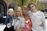 Naarden 21 mei 2007
Presentatie boek Supermom's stijlgids van Vivian Ewbank Reijs in het Arsenaal. Vivian met dochter Day moeder Meddy en broer Bobby
Peter Smulders bv