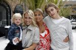 Naarden 21 mei 2007
Presentatie boek Supermom's stijlgids van Vivian Ewbank Reijs in het Arsenaal. Vivian met dochter Day moeder Meddy en broer Bobby
Peter Smulders bv