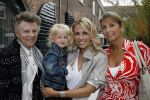 Naarden 21 mei 2007
Presentatie boek Supermom's stijlgids van Vivian Ewbank Reijs in het Arsenaal. Vivian met dochter Day moeder Meddy en oma v d Meyden
Peter Smulders bv