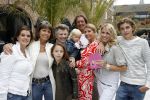 Naarden 21 mei 2007
Presentatie boek Supermom's stijlgids van Vivian Ewbank Reijs in het Arsenaal. Vivian met familie
Peter Smulders bv