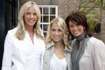 Naarden 21 mei 2007
Presentatie boek Supermom's stijlgids van Vivian Ewbank Reijs in het Arsenaal. Vivian Met leontine Borsato en een vriendin
Peter Smulders bv
