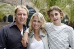 Naarden 21 mei 2007
Presentatie boek Supermom's stijlgids van Vivian Ewbank Reijs in het Arsenaal. Vivian met Broers Marc en Bobby
Peter Smulders bv