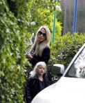 het Gooi 27 mei 2010
Vivian en Day Ewbank vertrekken bij hun huis waar ze tijdelijk wonen ivm relatieproblemen tussen Vivian en John.
Peter Smulders bv