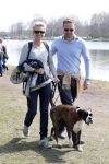 Busloo Apeldoorn 21 april 2013
Royal Canin organiseert grootste wandeltocht voor hond voor stichting Hulphond. Ambassadrices Anita Witzier Anouk Smulders en Martin Gaus lopen ook mee. Anita met haar vriend Michel
Peter Smulders bv