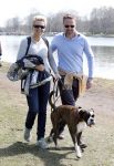 Busloo Apeldoorn 21 april 2013
Royal Canin organiseert grootste wandeltocht voor hond voor stichting Hulphond. Ambassadrices Anita Witzier Anouk Smulders en Martin Gaus lopen ook mee. Anita met haar vriend Michel
Peter Smulders bv