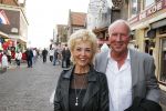 Volendam 22 april 2013
Linda de Mol reikt de eerse l Homo uit aan Johannes Rypma die op de cover staat. De presentatie was in hotel Spaander. Anny Schilder met een goede vriend
Peter Smulders bv