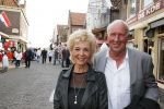 Volendam 22 april 2013
Linda de Mol reikt de eerse l Homo uit aan Johannes Rypma die op de cover staat. De presentatie was in hotel Spaander. Anny Schilder met een goede vriend
Peter Smulders bv